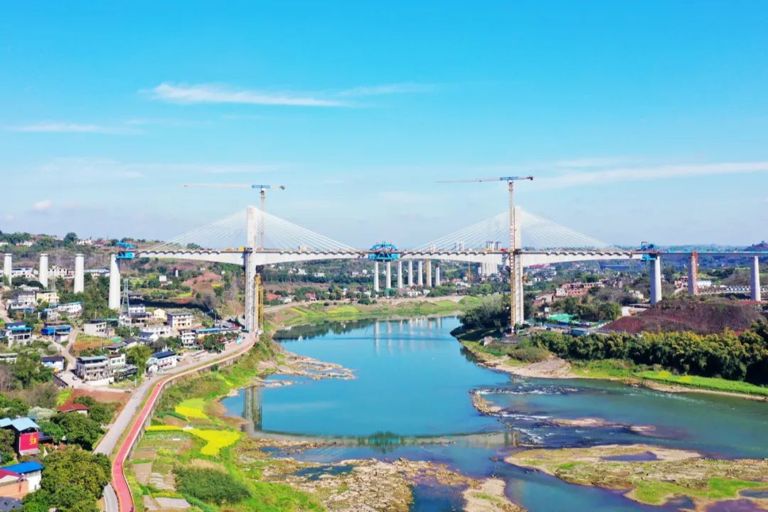 國內(nèi)首座雙柱式V型橋塔、空間索面斜拉索的高速鐵路橋 | 渝昆高鐵瀘州沱江特大橋主跨順利合龍